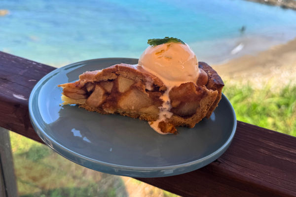 海を背景にした海カフェのアップルパイ
