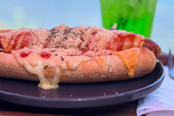 ソーセージとチーズをのせた海カフェのドッグ
