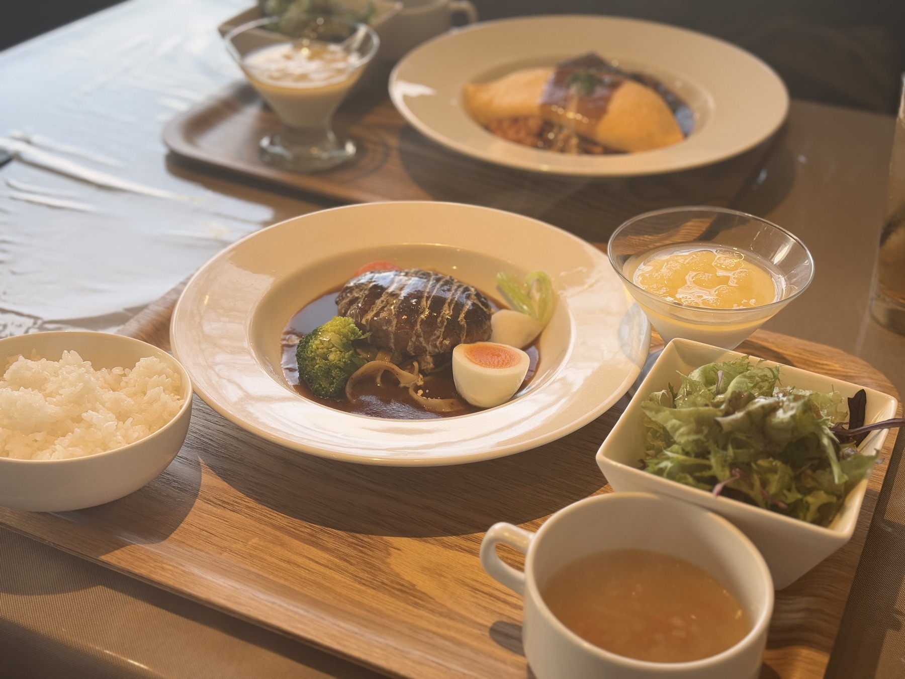 洋食屋 Cocotteのデミグラスハンバーグとライス、サラダ、スープ