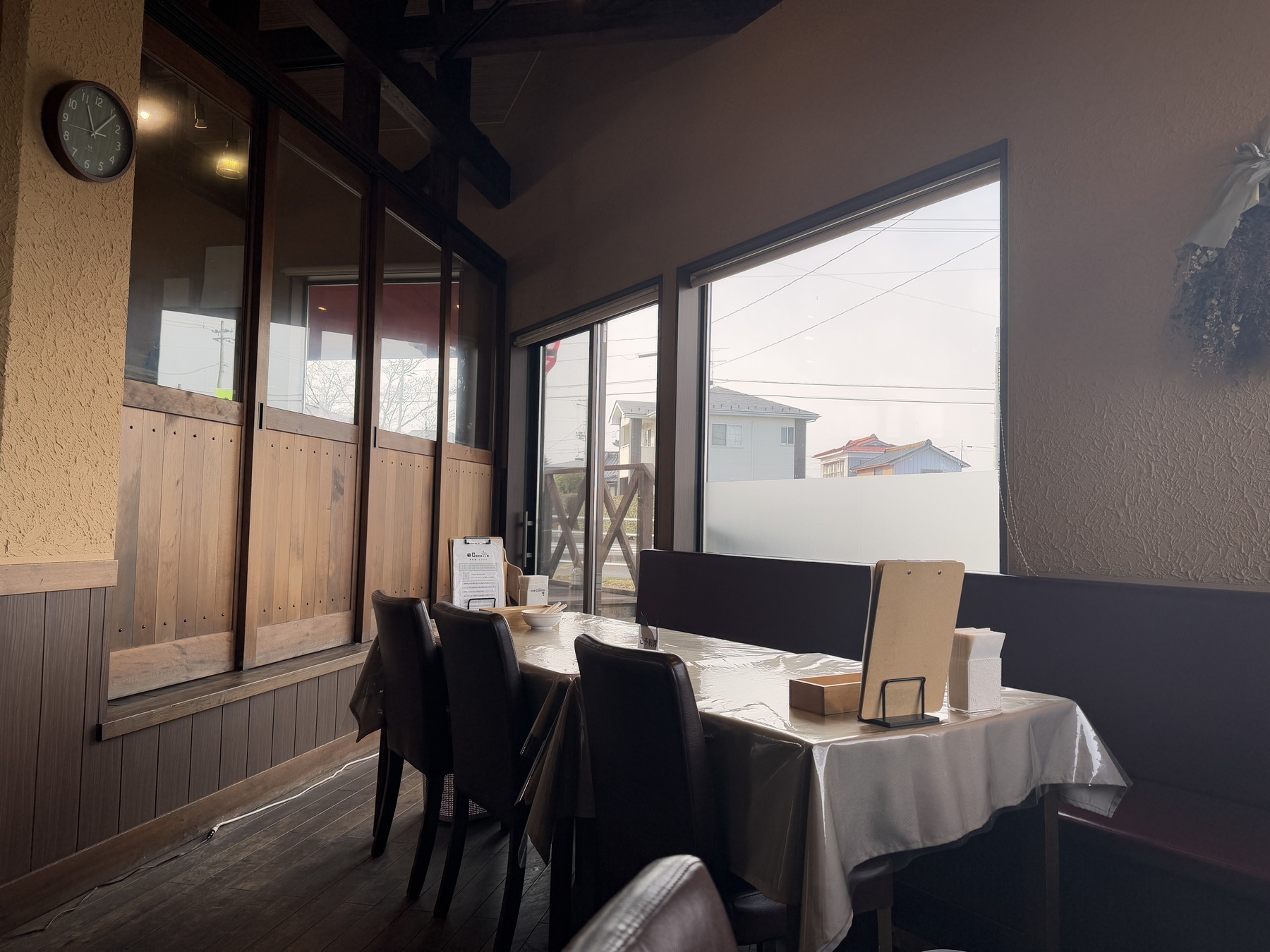 洋食屋 Cocotteの窓際に並ぶテーブル席