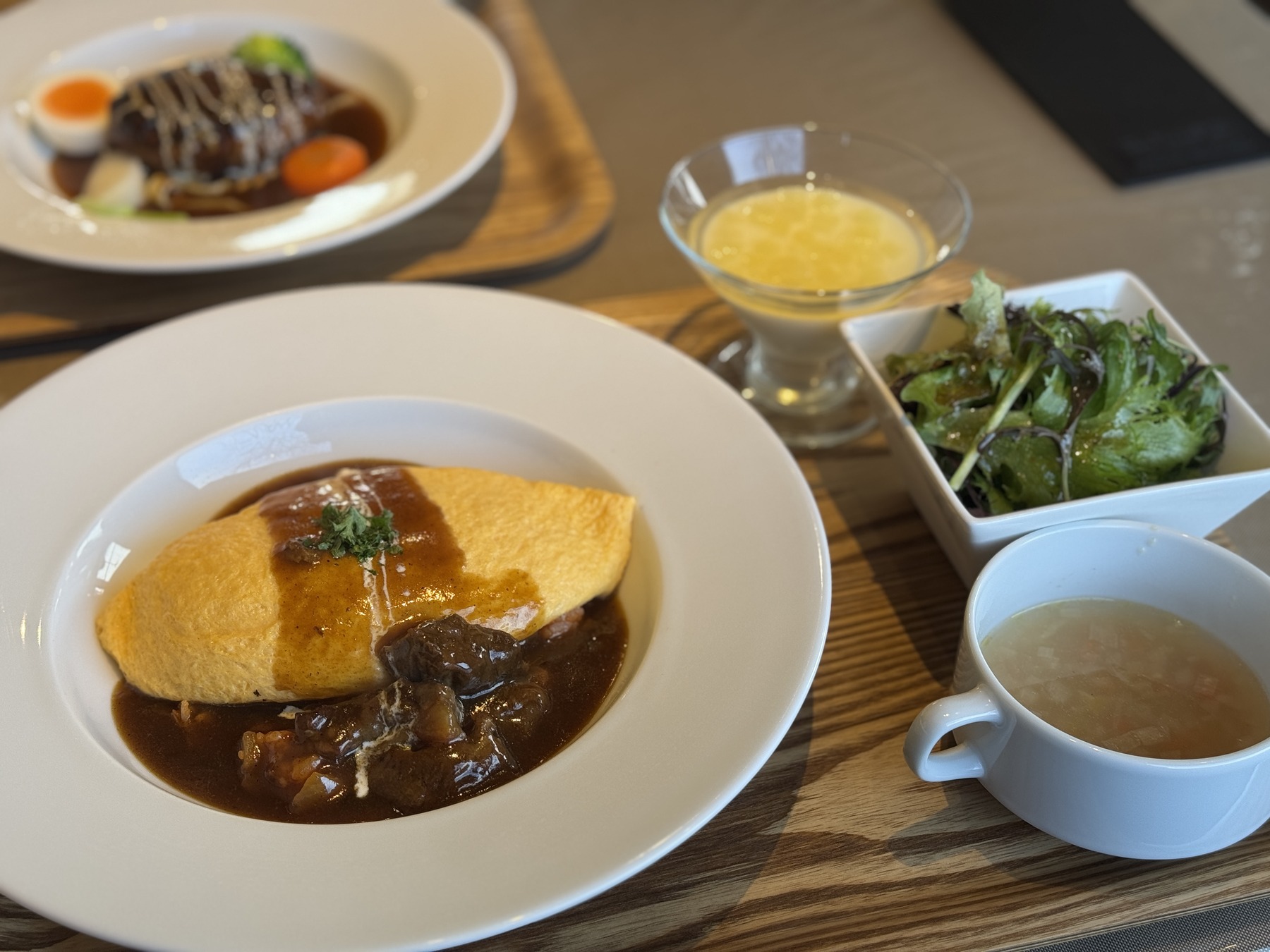 洋食屋 Cocotteのオムライスとサラダ、スープ、デザート
