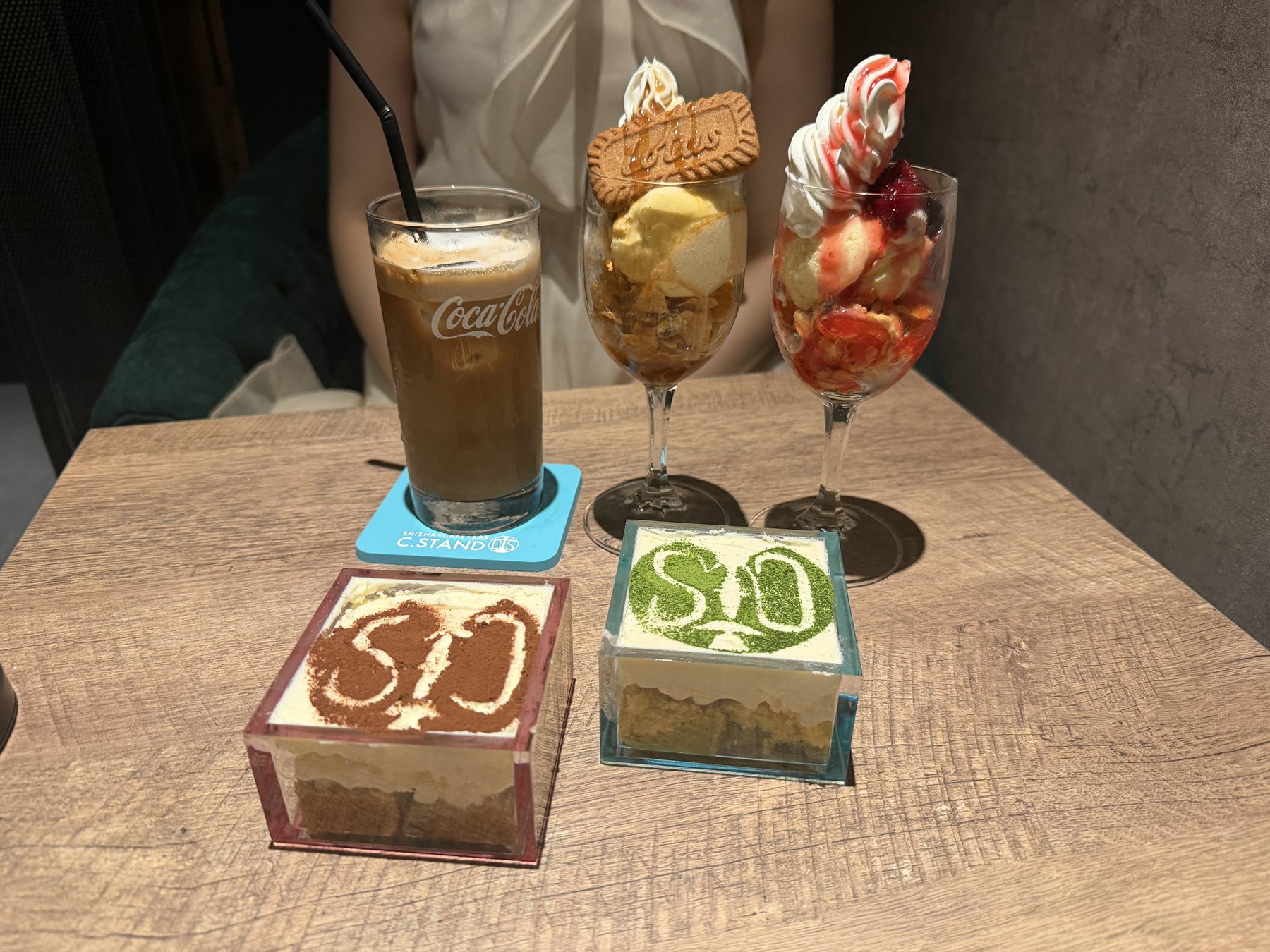 C.STAND 郡山店で注文したパフェとティラミス