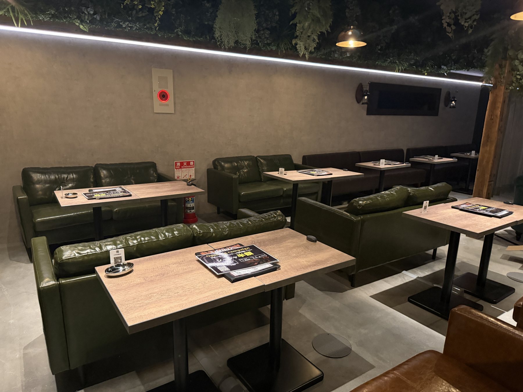 C.STAND 郡山店のソファ席
