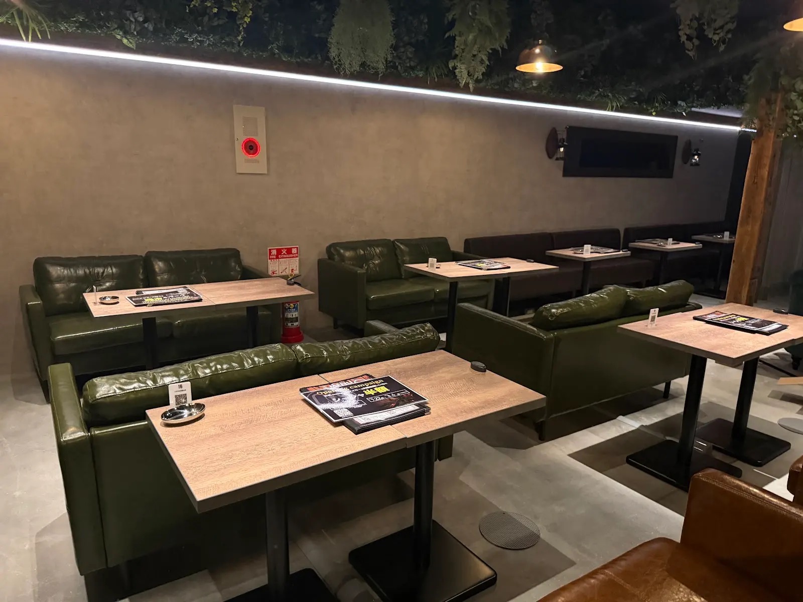 C.STAND郡山店の緑色のソファが並ぶ店内