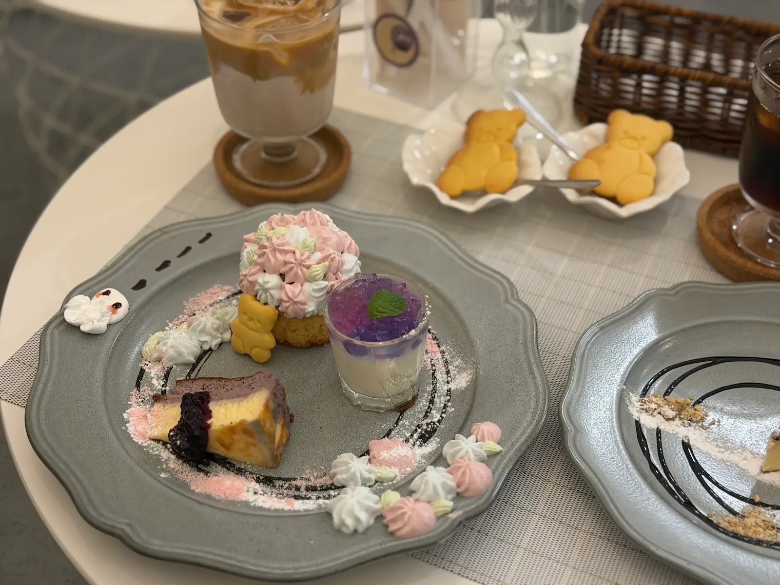 Cafe OASISの花を飾ったスイーツプレートとドリンク