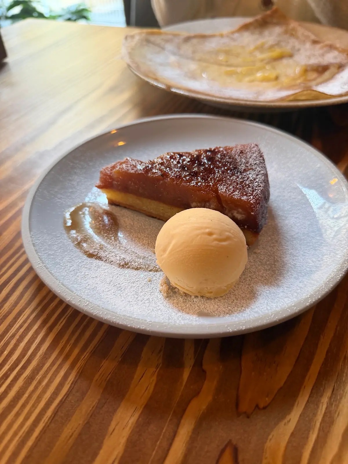 salon de cafe suclierのケーキとアイスを盛り付けたデザート