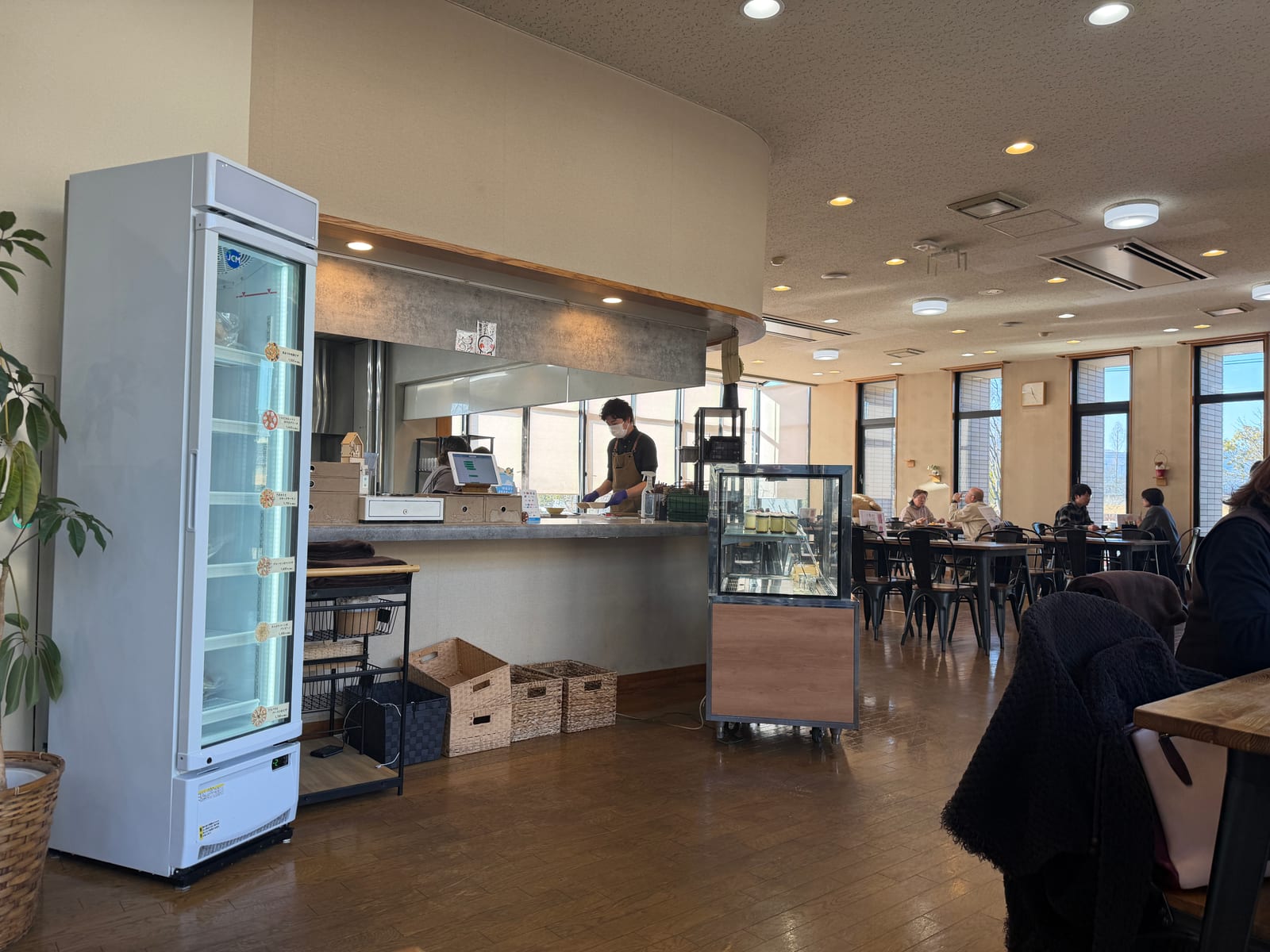 大きな窓がある農家ピザ くまのグラッチェの店内
