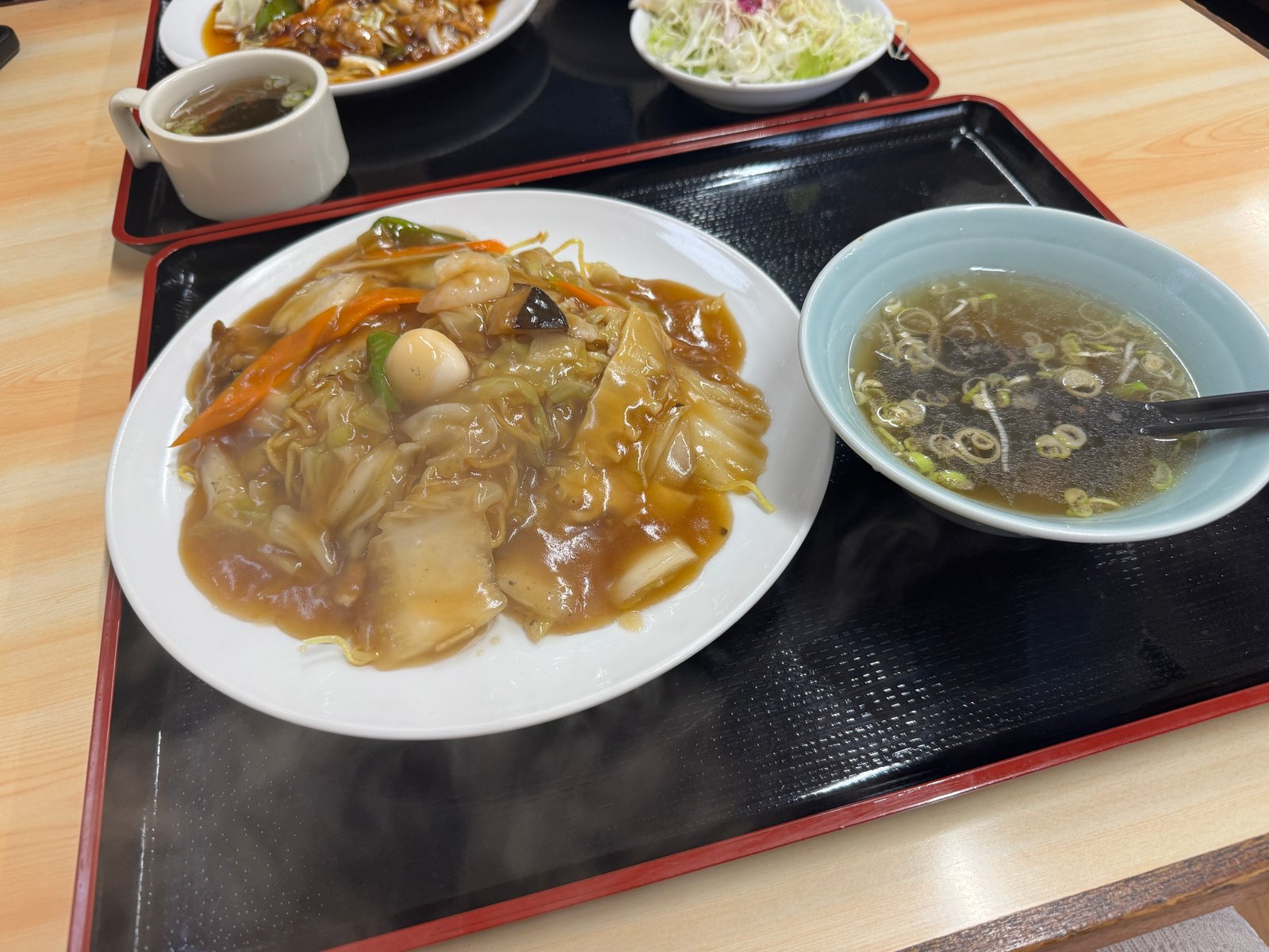ひふみ食堂の五目あんかけ焼きそばとスープ