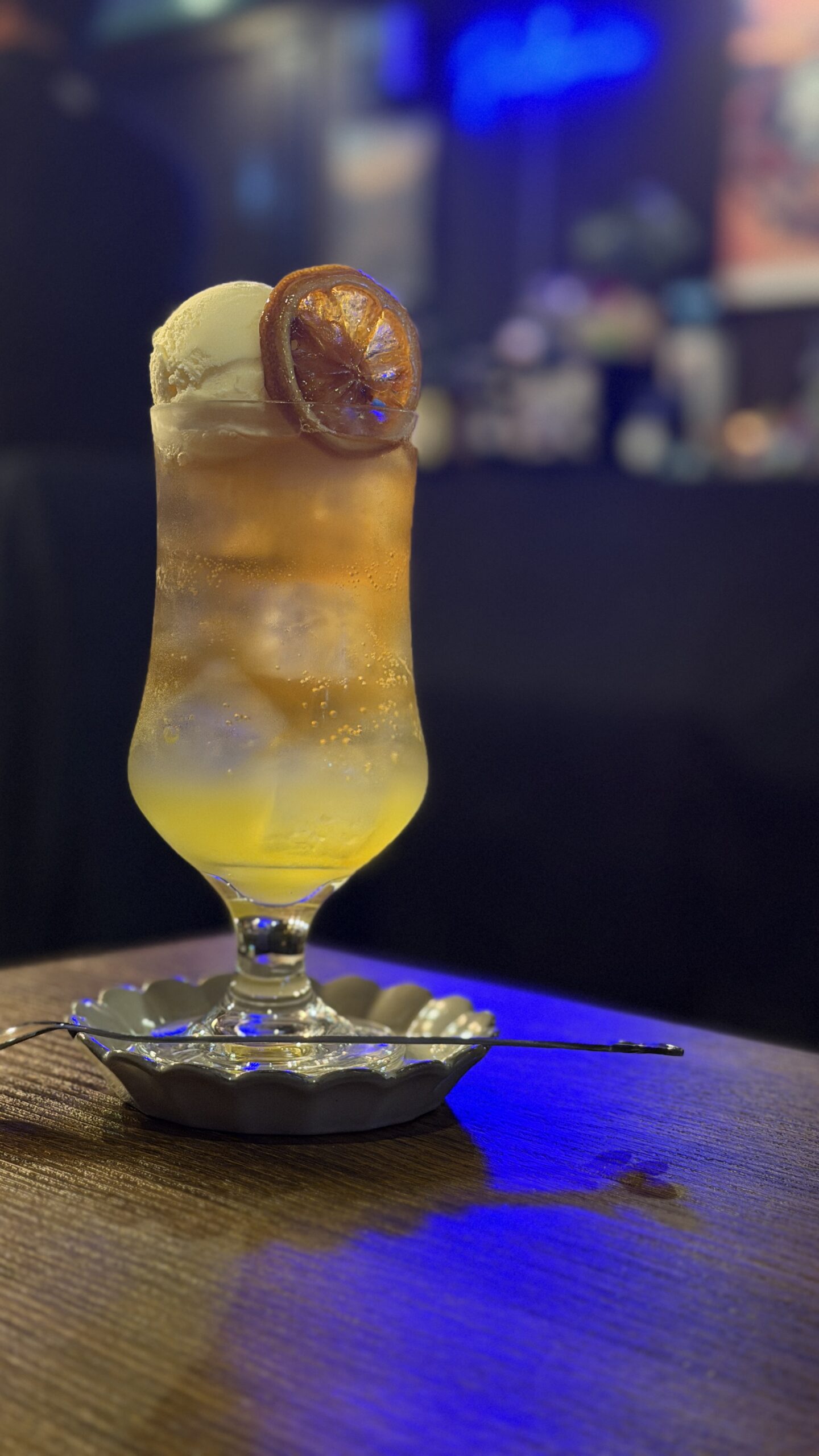 Cafe&Bar PAULOWNIAの柑橘を添えたドリンク