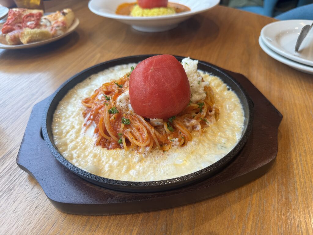 丸ごとトマトとモッツァレラの鉄板パスタ