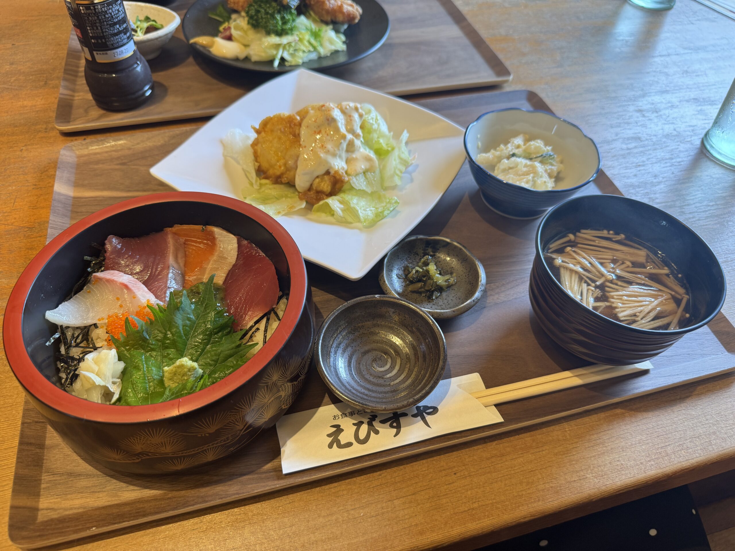 海鮮丼とタルタルソースのチキン南蛮、小鉢と汁物が並ぶえびすやのレディースランチ