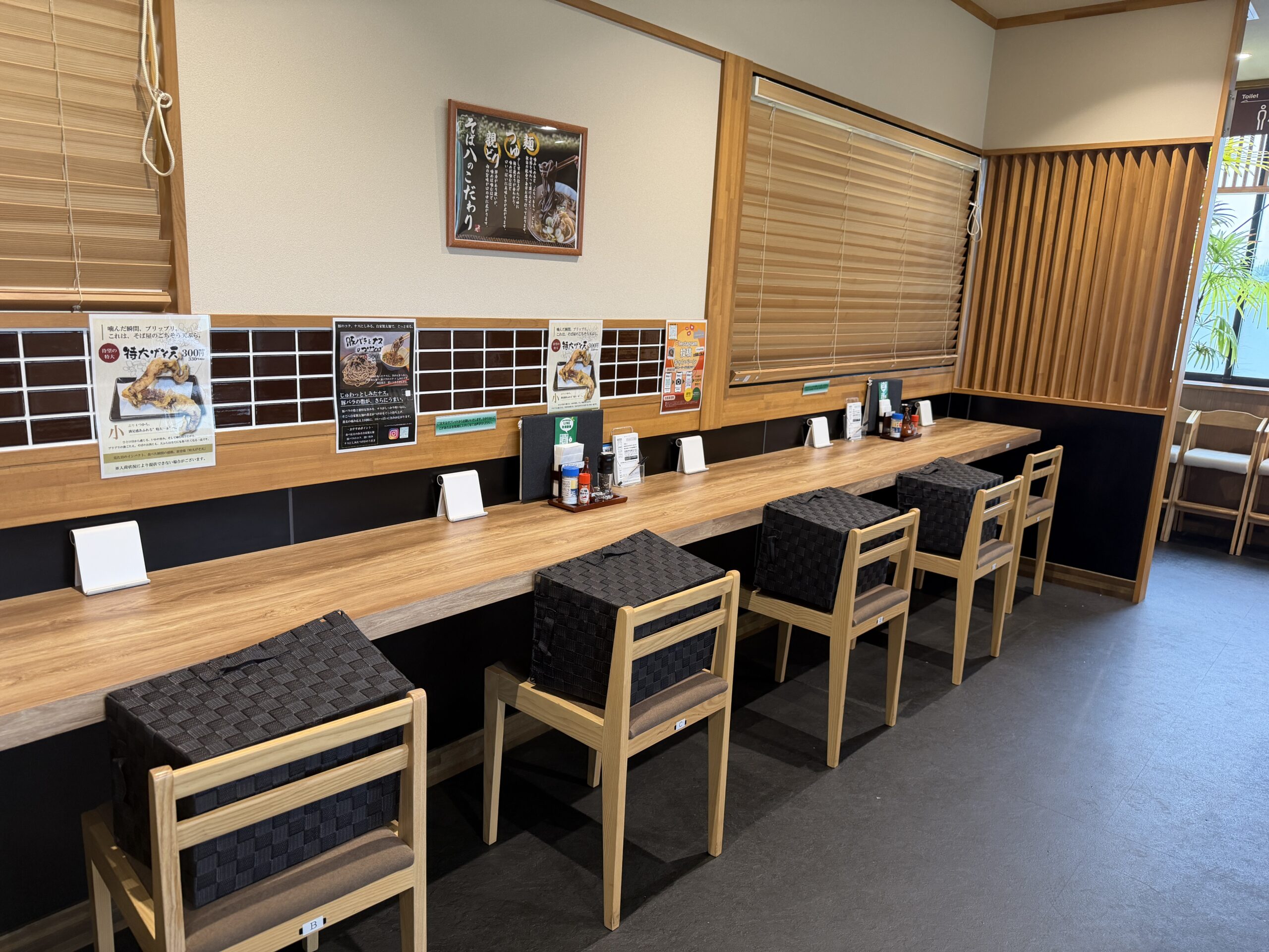 木のカウンター席が並ぶそば八の店内