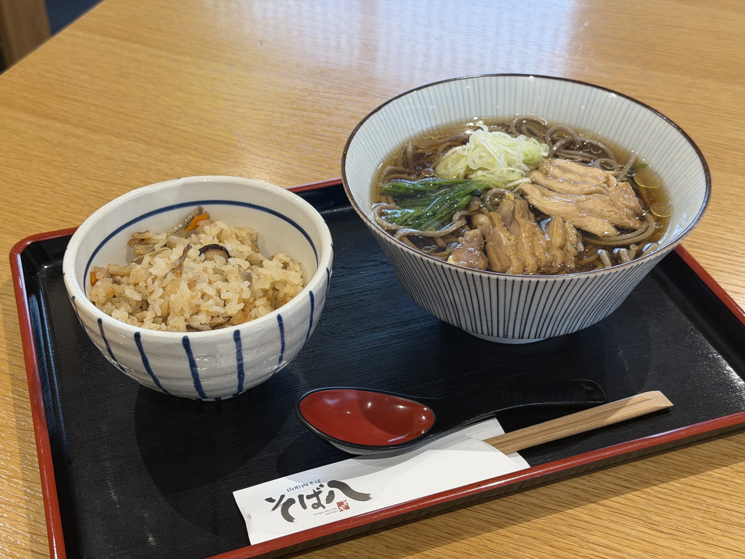 親どりとねぎをのせた冷たい肉そば、巨匠のかやくめし