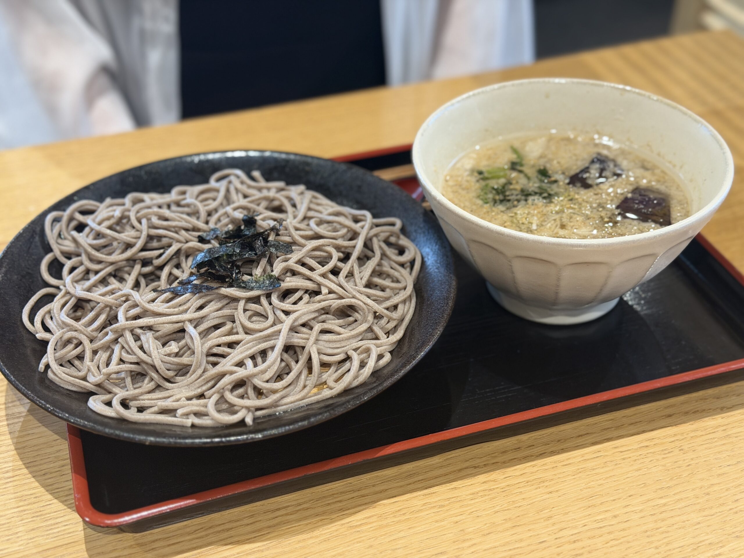 別皿のそばと、豚バラ・ナスの入った温かいつゆ
