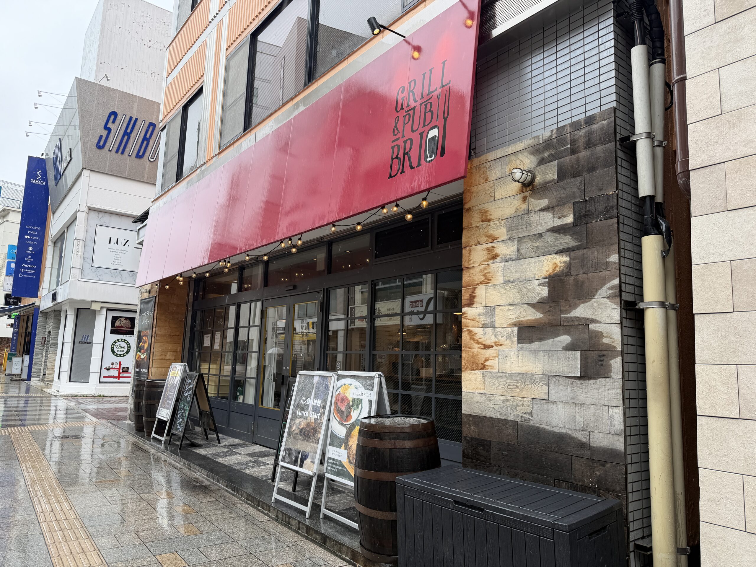 赤いBRIOの看板がある、うすい中町夢通りの店舗外観