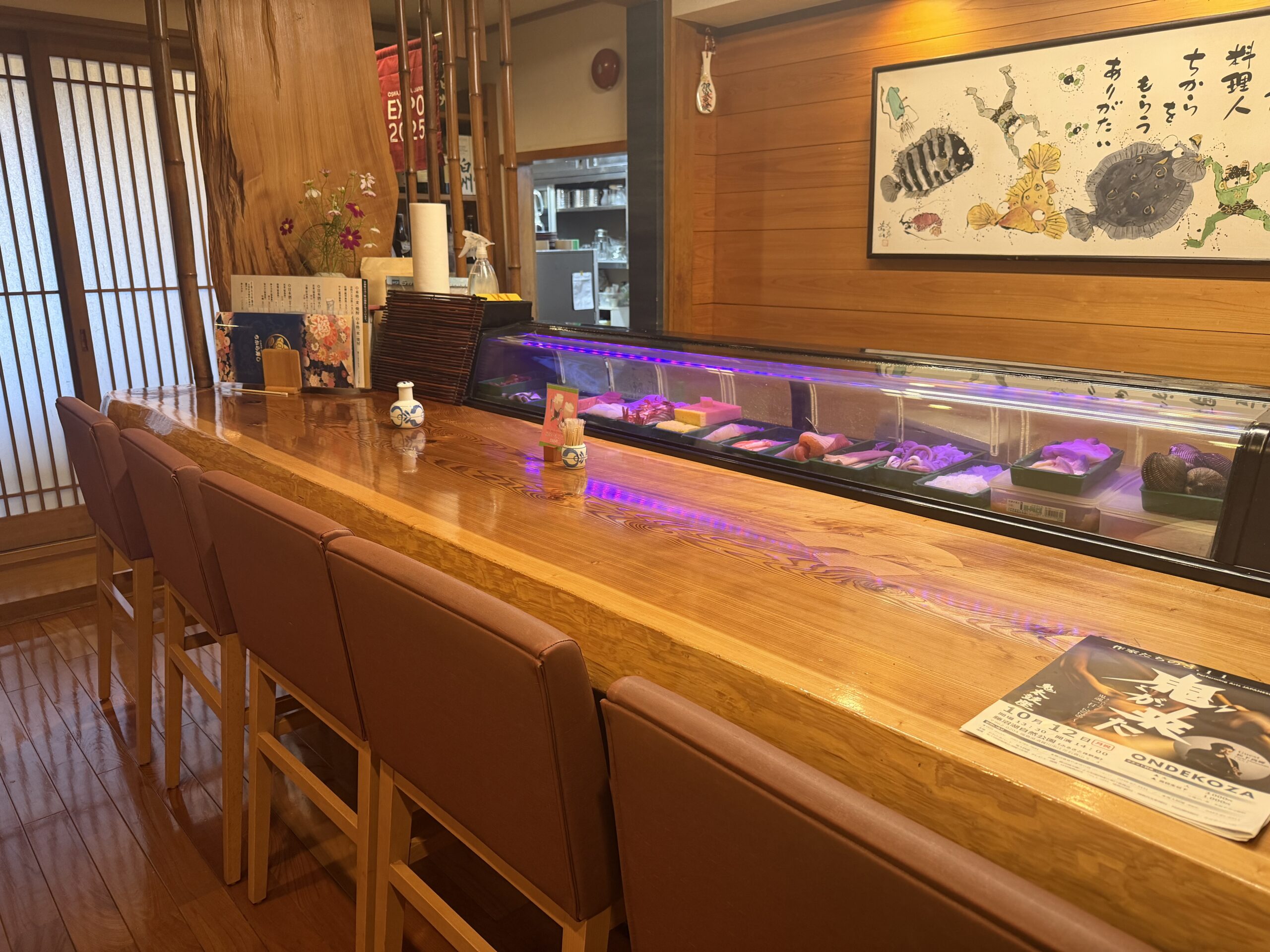 ネタケースの前に木のカウンターが並ぶちから寿しの店内