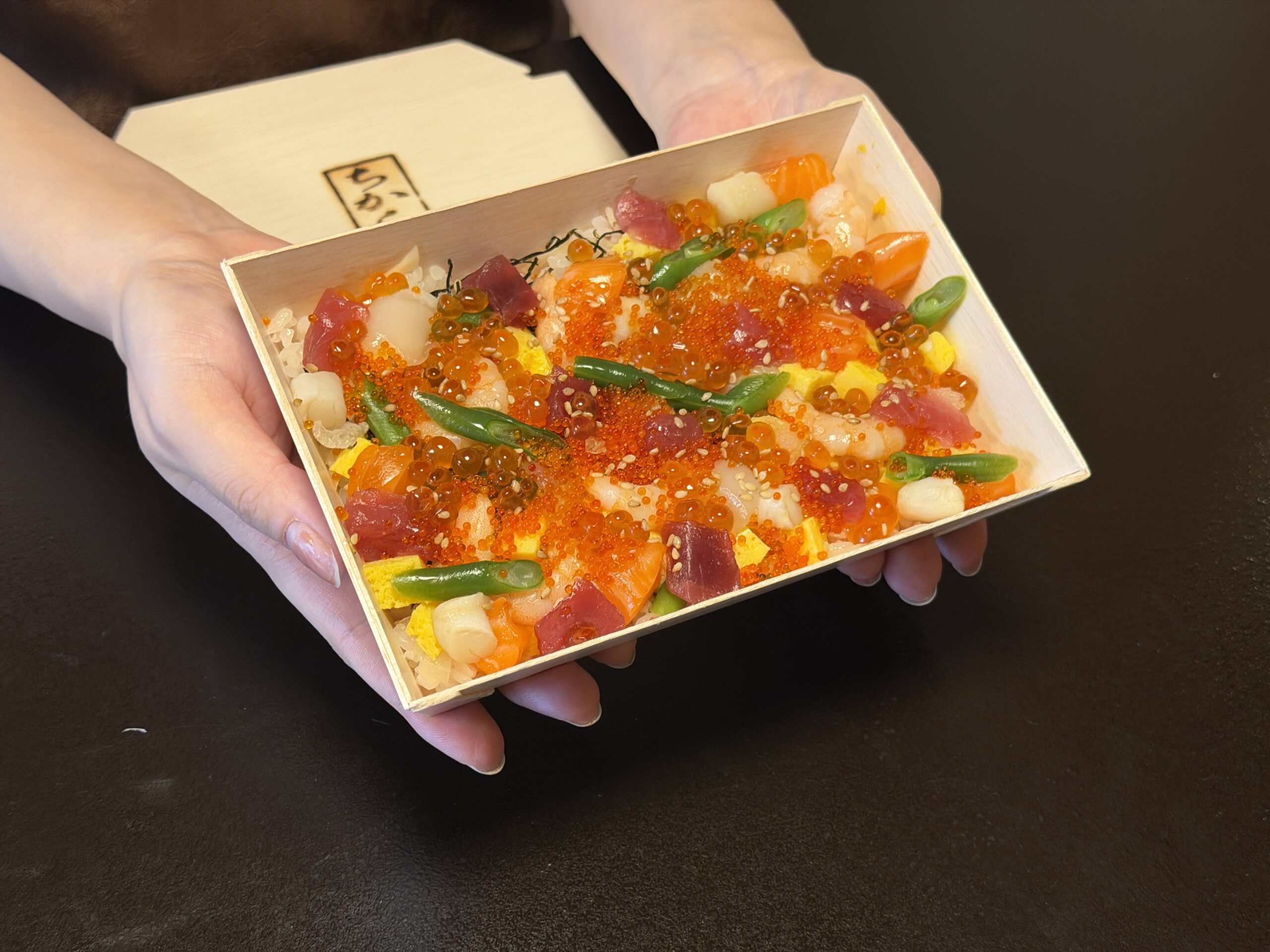 箱に魚介と色とりどりの具を敷き詰めたちから寿しの冷凍ばらちらし
