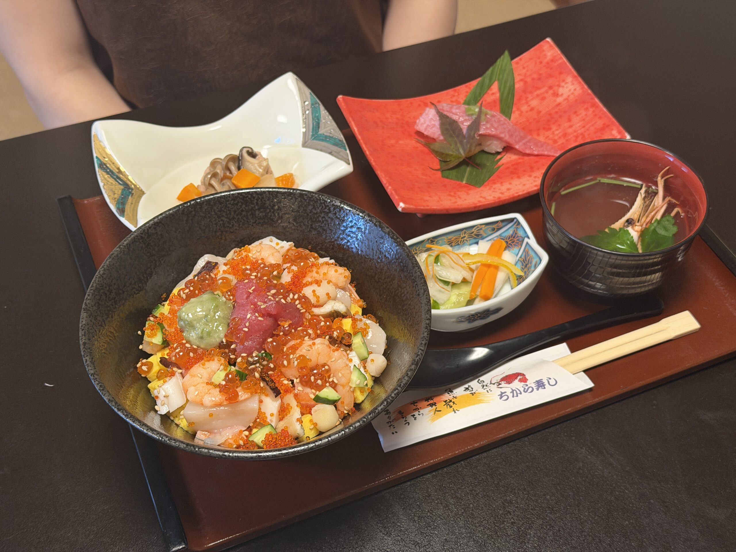 海鮮丼ランチと天然本鮪トロ寿司、小鉢、お吸い物