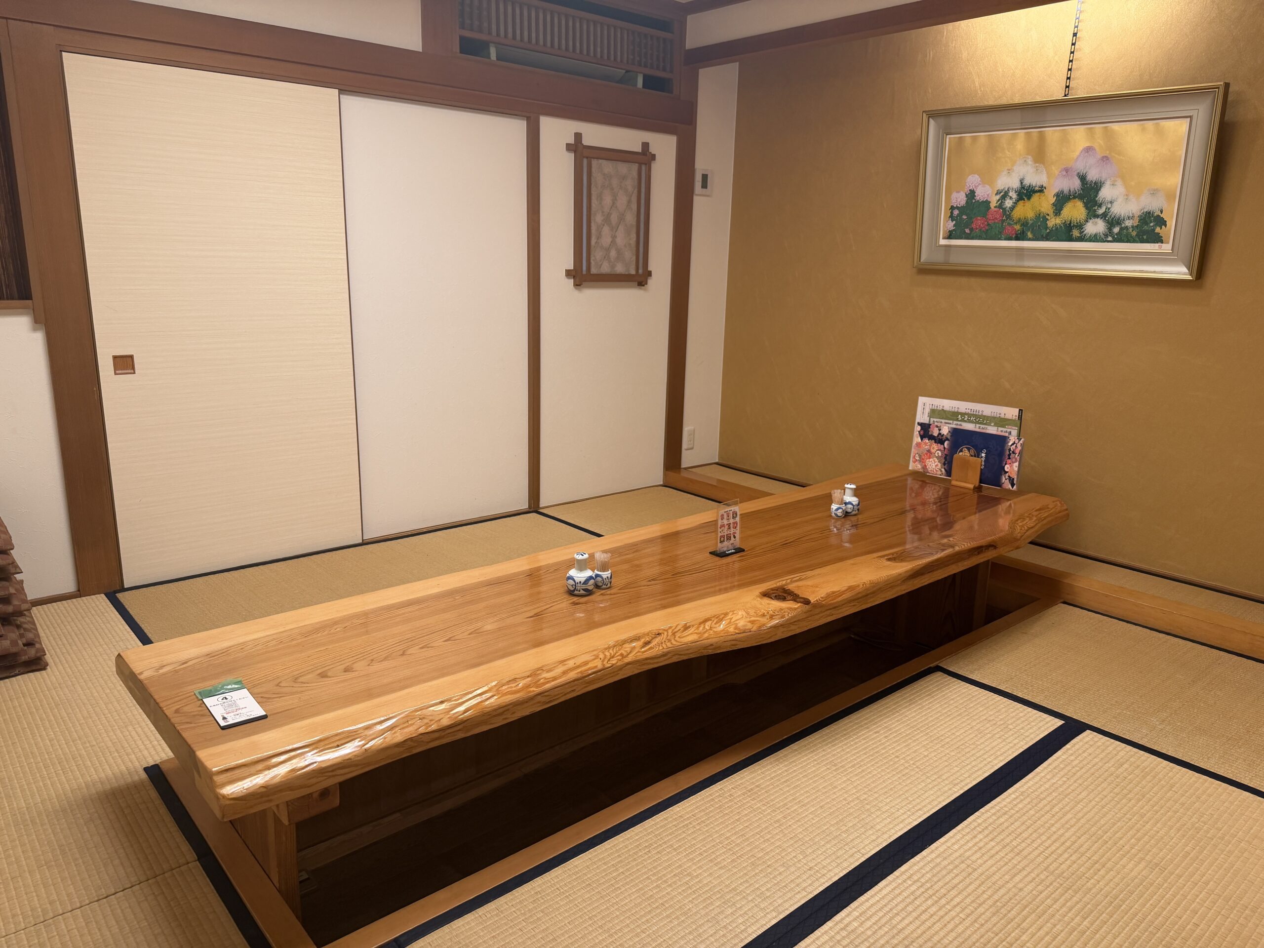 畳敷きの座敷に置かれた木のテーブル