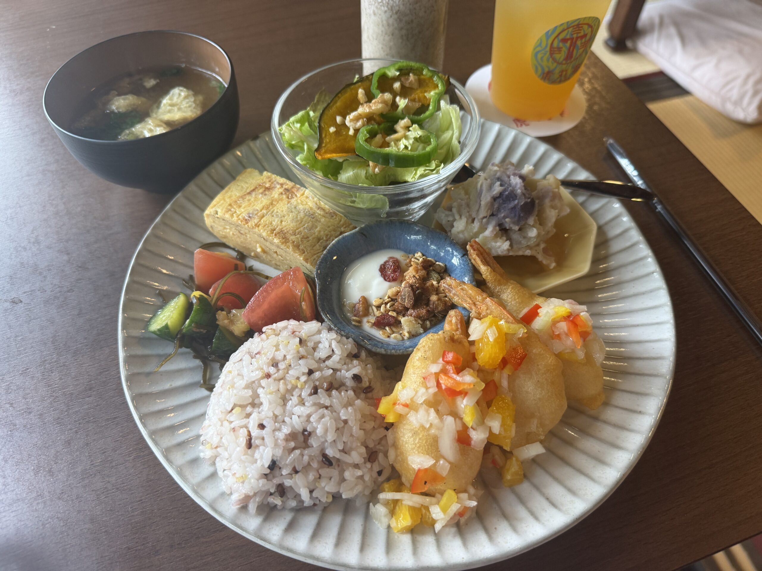 週替わりの虎丸舎プレート。主菜、七穀米、だし巻き玉子、サラダや小鉢、味噌汁